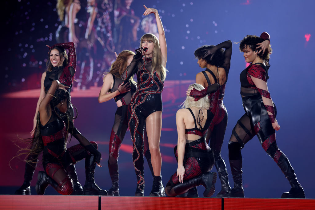 Taylor Swift Asks Concert Audience Not To Mess With The Subject Of Her ‘Dear John’ Song